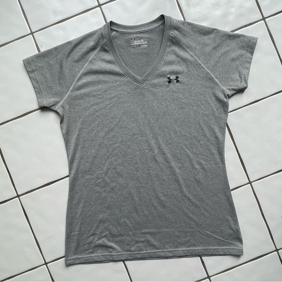 EUC Under Armour Women's V-Neck Short Sleeve Top in Gray - Picture 1 of 6